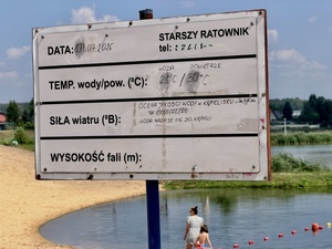 Dzielnicowi z Przedborza przypominają o bezpieczeństwie nad wodą.