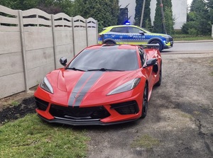 Na zdjęciu widoczny jest Chevrolet Corvette oraz radiowóz policyjny