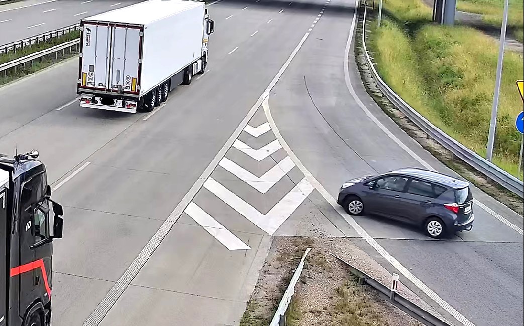 Pomyliła zjazd z autostrady. Zawróciła i pojechała pod prąd na A1