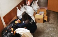 policjantka zabezpiecza nielegalny tytoń i papierosy