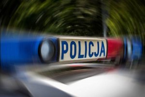 na obrazku widoczny jest panel z napisem &quot;POLICJA&quot;, znajdujący się na dachu radiowozu