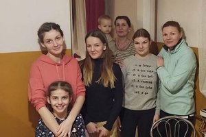 ukraińskie rodziny-  kobiety z dziećmi , które otrzymały pomoc od policjantów