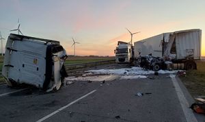 wypadek na drodze s-8, na pasie drogowym stoją uszkodzone ciężarówki i widać porozrzucany towar i elementy karoserii