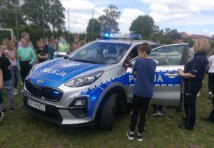 umundurowani policjanci uczestniczą w spotkaniu z dziećmi, prezentacja radiowozu