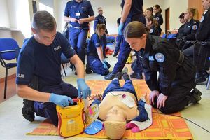ćwiczenie udzielania pierwszej pomocy przez policjantów i uczniów