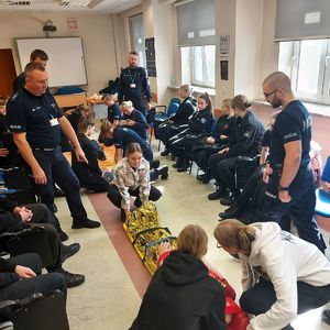 ćwiczenie udzielania pierwszej pomocy przez policjantów i uczniów