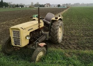 Ciągnik rolniczy stojący na polu.