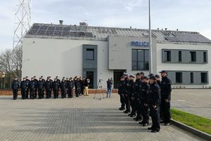 Uroczystość otwarcia nowej siedziby Komisariatu Policji w Warcie – na palcu stoją umundurowani policjanci