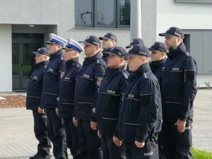 Uroczystość otwarcia nowej siedziby Komisariatu Policji w Warcie – na palcu stoją umundurowani policjanci