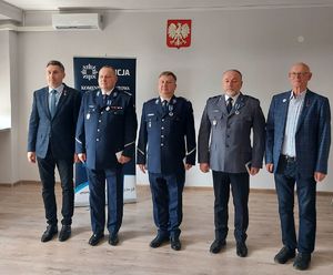 Uroczystość wręczenia medali za zasługi w sali Komendy Powiatowej Policji w Sieradzu.