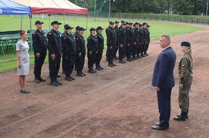 Uroczystość ślubowania klasy mundurowo - policyjnej zespołu szkół w Warcie na Stadionie Miejskim w Warcie.