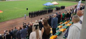 Uroczystość ślubowania klasy mundurowo - policyjnej zespołu szkół w Warcie na Stadionie Miejskim w Warcie.