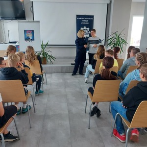 Policjantki przeprowadziły pogadankę w szkole dla uczniów.