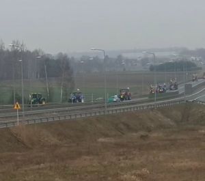 Protest rolników na drodze ekspresowej S-8.