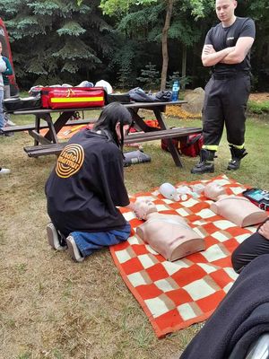Warsztaty profilaktyczne z udziałem młodzieży z Powiatowego Zespołu Szkól w Złoczewie z udziałem służb mundurowych, strażaków ochotników, WORD -u,  Nadleśnictwa Złoczew.