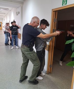 Wizyta uczniów Zespołu Szkół na r 1 w Wieluniu w Ośrodku Szkolenia Policji w Łodzi z/s Sieradzu.