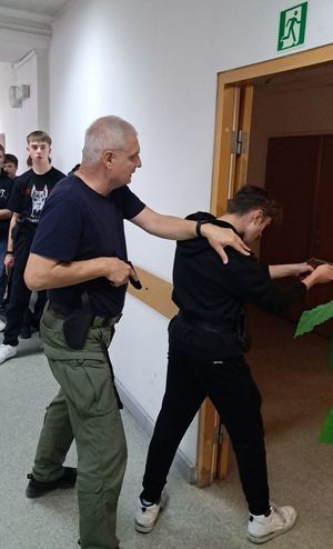 Wizyta uczniów Zespołu Szkół na r 1 w Wieluniu w Ośrodku Szkolenia Policji w Łodzi z/s Sieradzu.