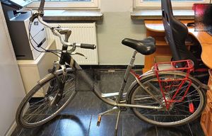 W pomieszczeniu służbowym stoi odzyskany przez policjantów rower.