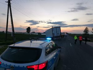Miejsce zdarzenia drogowego, zderzenie ciężarówki i osobówki, widać policyjny radiowóz.