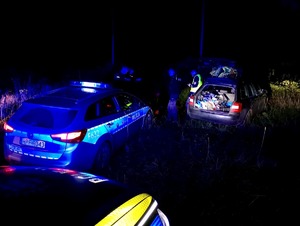 Pora nocna, widać policyjne radiowozy.