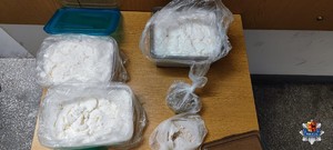 Na stoliku leżą w workach foliowych zabezpieczone narkotyki.