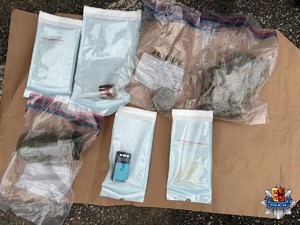 Na stoliku w torebkach foliowych znajdują się zabezpieczone narkotyki oraz waga.