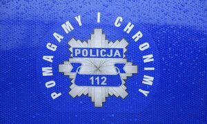 Na  niebieskim tle policyjna gwiazda, wokół napis Pomagamy i Chronimy.