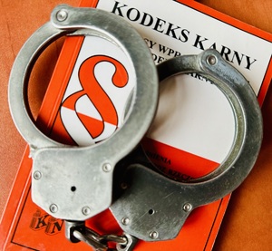 Na Kodeksie karnym leżą kajdanki.