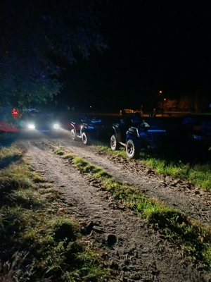 Pojazdy służby ratunkowych podczas akcji poszukiwawczej zaginionej w lesie seniorki.
