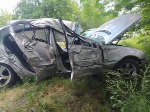 Uszkodzony pojazd marki mercedes z licznymi wgnieceniami karoserii.