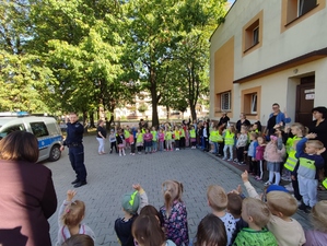 Policjant pokazuje po której stronie drogi należy się poruszać.