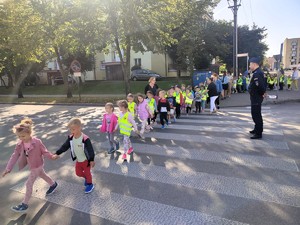 Dzieci przechodzą przez przejście dla pieszych.
