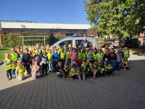 Grupowe zdjęcia przedszkolaków z policjantem.