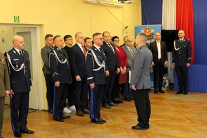 Dowódca uroczystości składa meldunek o rozpoczęciu uroczystej zbiórki Komendantowi Wojewódzkiemu Policji w Łodzi. W tle wiadać zaproszonych gości.