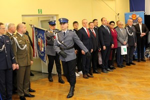 Poczet sztandarowy wchodzi na miejsce uroczystości. W tle widać zaproszonych gości.