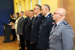 Policjanci w munurach galowych stoją w rzędzie.