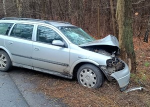 Samochód marki Opel ma robity przód.