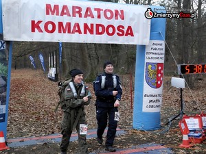 Policjant przekracza linie mety maratonu komandosa.