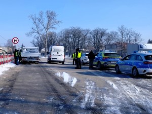 Funkcjonariusze kontrolują busa.