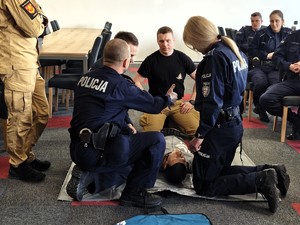 Policjanci ćwiczą resuscytacje krążeniowo-oddechową.