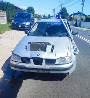 na zdjęciu widoczny pojazd koloru szarego, pojazd w widocznymi przeróbkami konstrukcyjnymi, widoczne uszkodzone elementy pojazdu