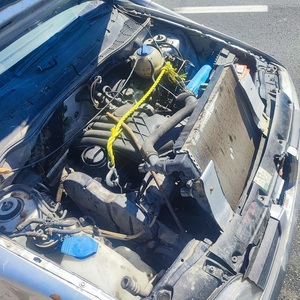 Wnętrze komory silnika. Silnik usztywniony linką.