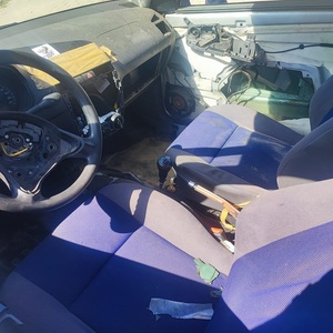 wnętrze pojazdu z licznymi ubytkami karoseri.