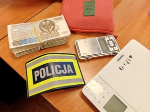 Zabezpieczone wagi oraz gotówka.