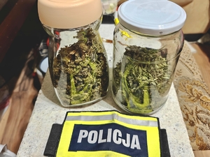 W słoikach znajdują się narkotyki.