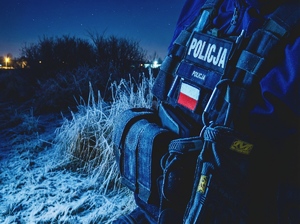 Elementy policyjnego umundurowania.