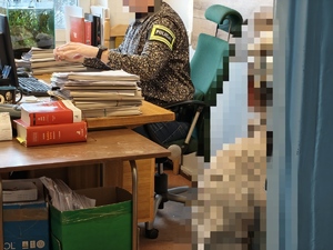 Policjant przesłuchuje zatrzymanego mężczyznę.