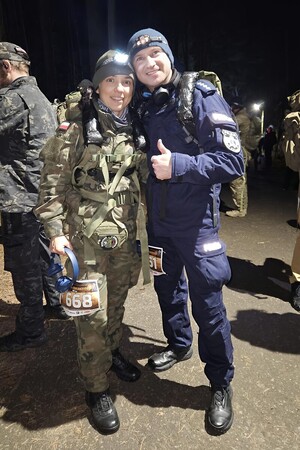 Policjant z żoną pozuje do zdjęcia.