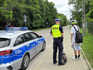 Policjant przeprowadza interwencję z użytkownikiem hulajnogi.
