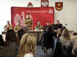 Policjanci i strażacy spotkali się z dyrektorami placówek oświatowych.